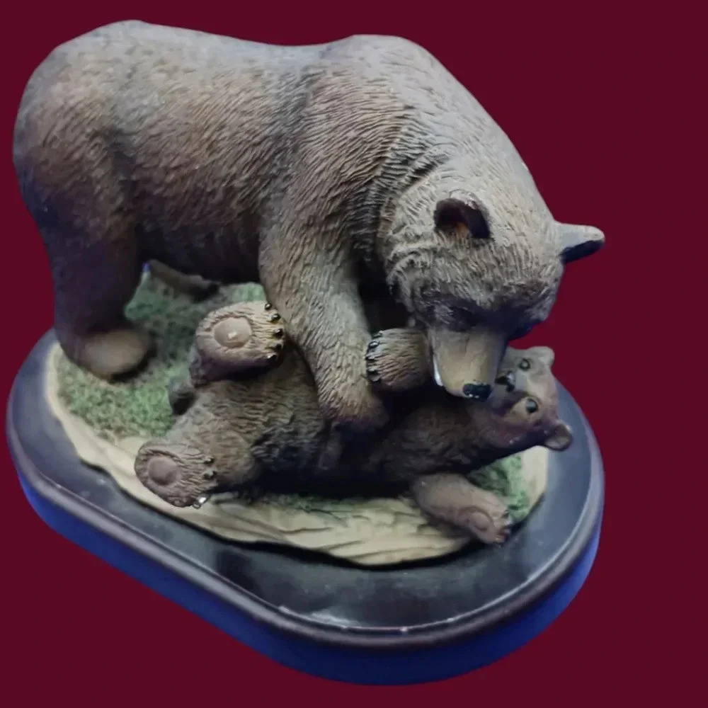 Grizzly bear& cub resin home decor brown color